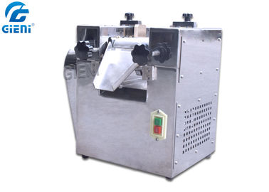 Harga yang bagus Laboratory Type Cosmetic Filling Machine Lipstick Three Roll Mill Rotate Speed Adjustable on line
